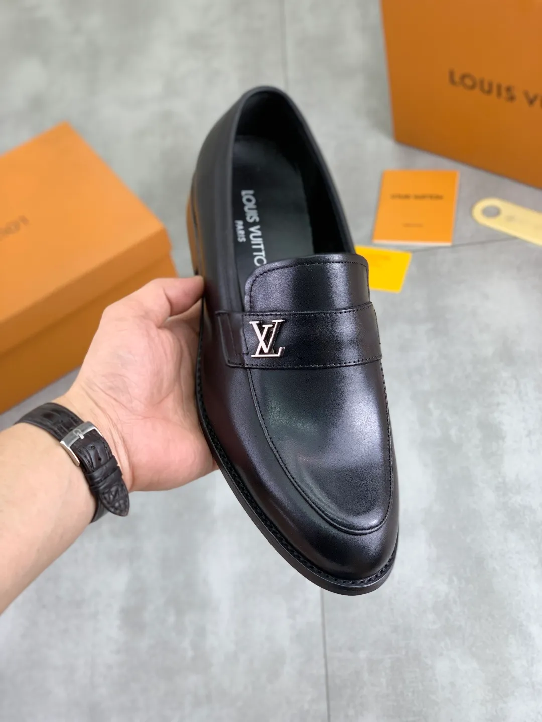Men's Men's Shoes 💰P420 [New Style] 💰Yangli💎💎💎[Louis Vuitton] LV high-end men's formal business leather shoes, original order 1:1! Original imported calfskin, original metal buckle, imported sheepskin lining for feet, original outsole, men's shoe size: 39-45 (38.46 customized) black optional